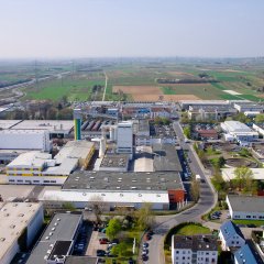 Kriftel aus der Vogelperspektive: Das Industriegebiet mit weitem Blick auf die Felder hinter Kriftel.