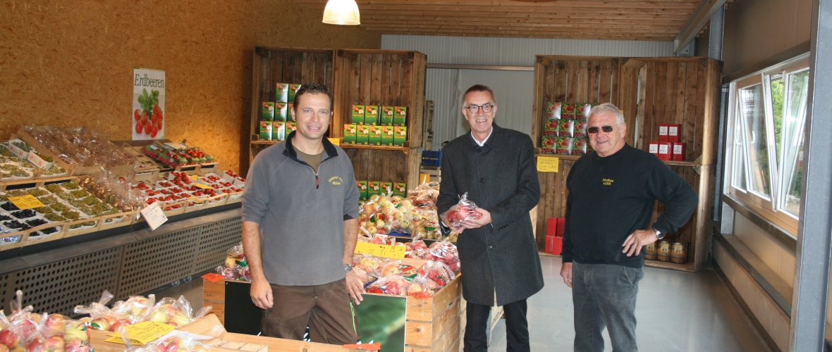 Die Gebrüder Hoss mit Herrn Jirasek im Hofladen Besuch Betrieb Hoss (2).JPG